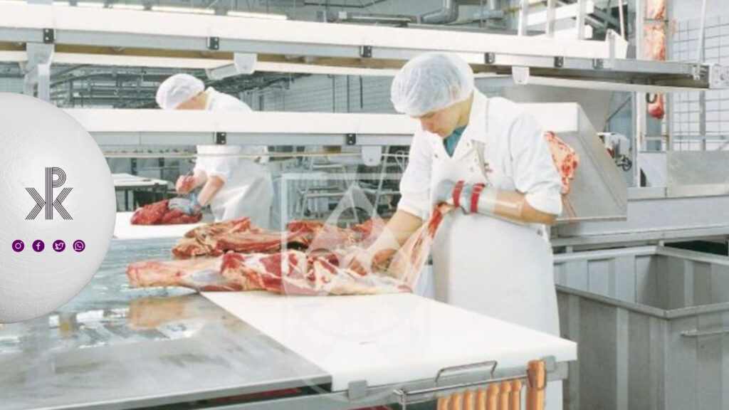 خرد کردن گوشت بر روی تخته پلی اتیلن فود گرید