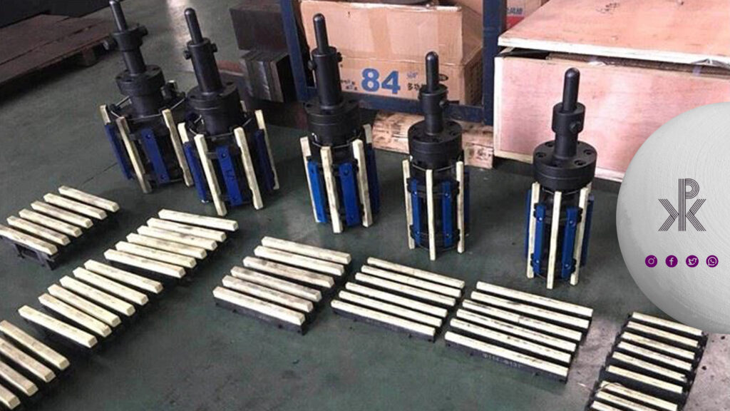 ابزار هونینگ در کنار تیغه‌های تراش آن