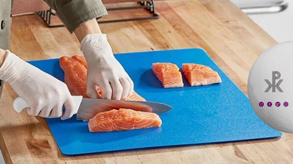 خرد کردن ماهی بر روی تخته کار پلی اتیلن