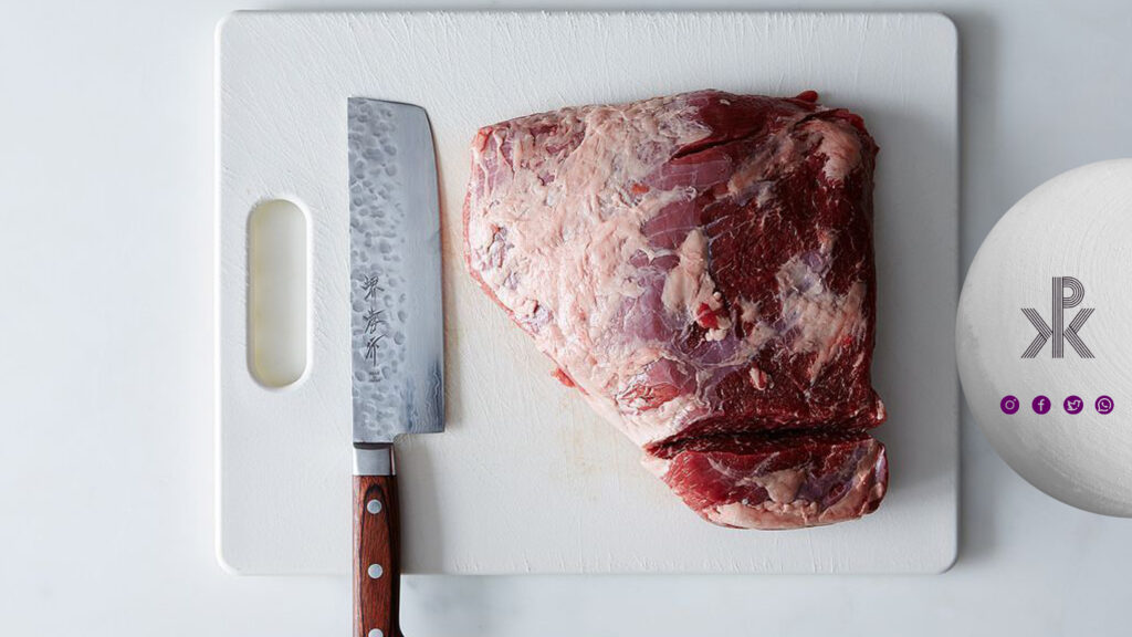 تخته گوشت پلی اتیلن در کنار گوشت و چاقو