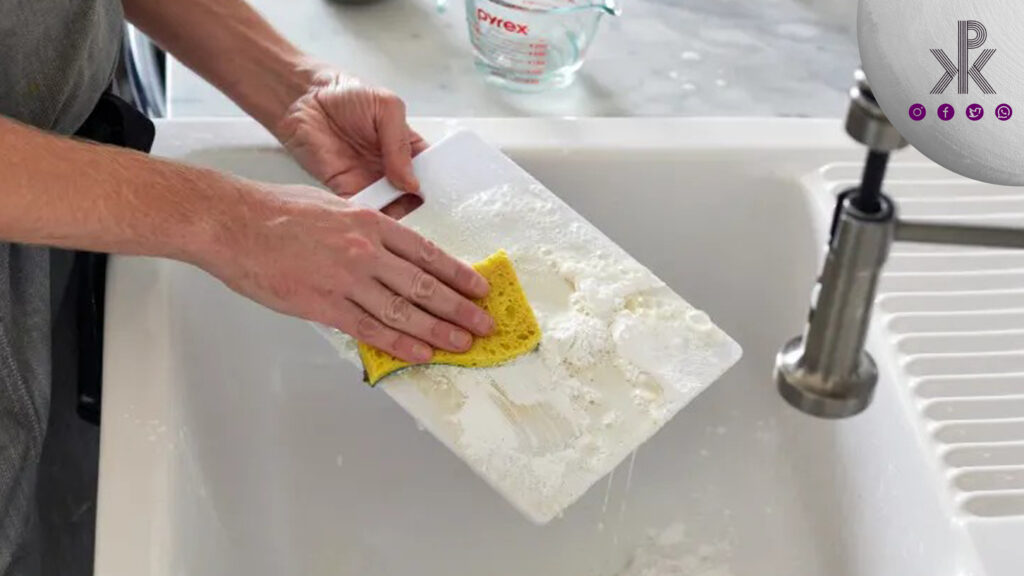 شست و شوی تخته کار پلی اتیلن با مواد شوینده و آب