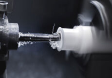 ابزار مناسب تراشکاری تفلون PTFE با زاویه براده مثبت؛ برش تمیز بدون پلیسه
