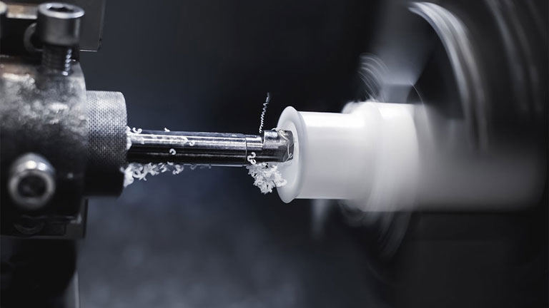 ابزار مناسب تراشکاری تفلون PTFE با زاویه براده مثبت؛ برش تمیز بدون پلیسه